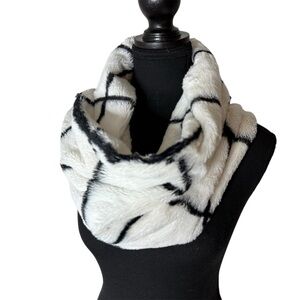 SLEEPING ON SNOW ANTHROPOLOGIE Black White Infinity Scarf Fuzzy Cozy Check Plaid